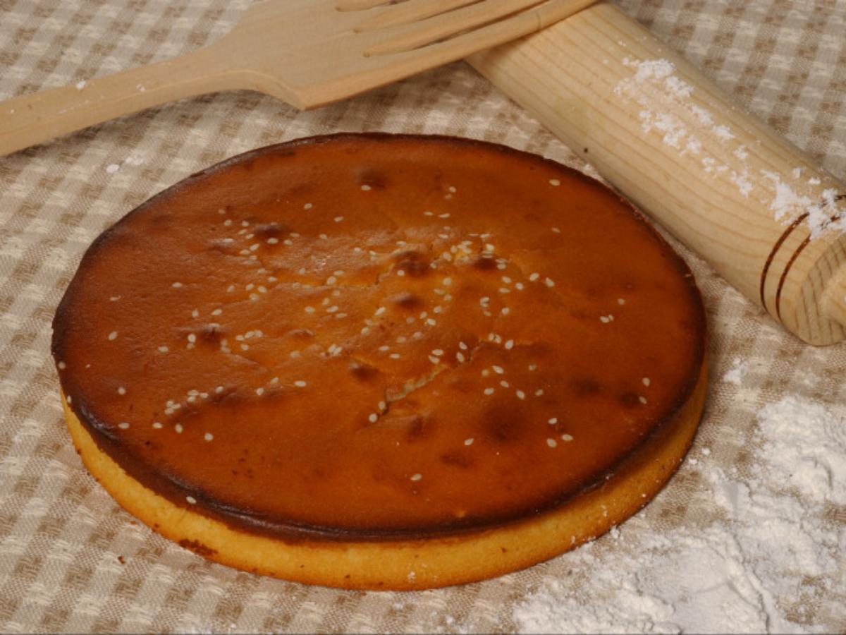 La quesadilla salvadoreña, dorada y suave, es un clásico de la panadería casera que evoca tradición y se disfruta en familia.