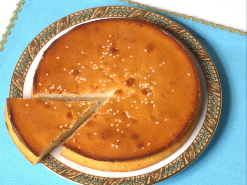 Quesadilla salvadoreña recién horneada: esponjosa, con ajonjolí y el sabor casero que acompaña cada desayuno.