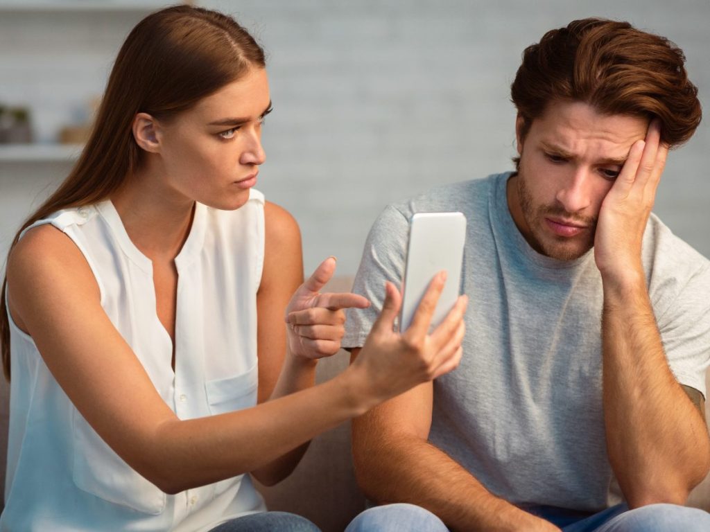 Pareja peleando por infidelidad
