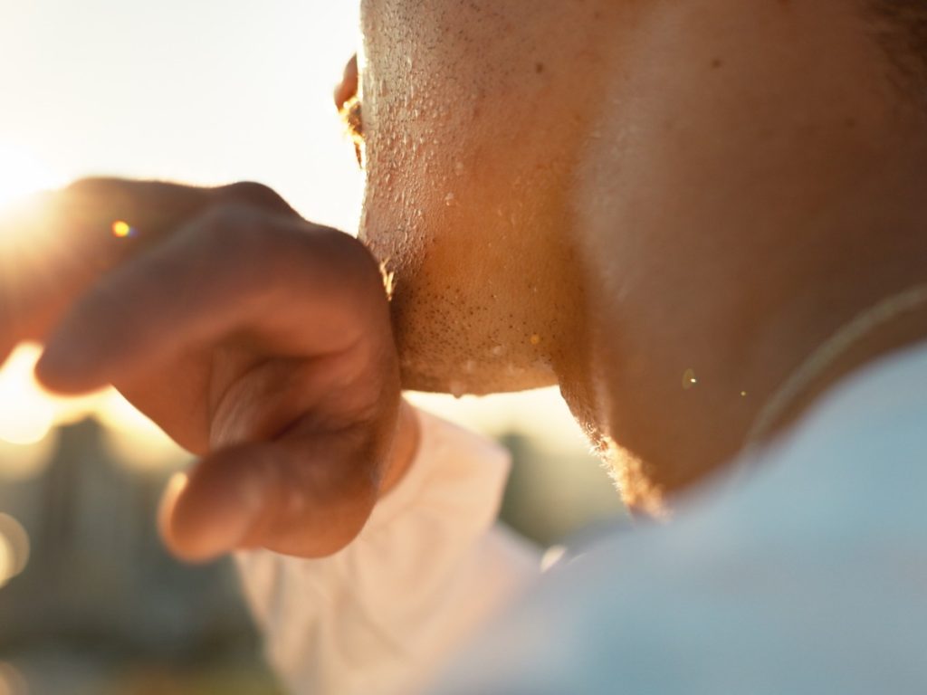 El calor y sudor diarios pueden causar sapullido, picazón o infecciones leves en la piel.