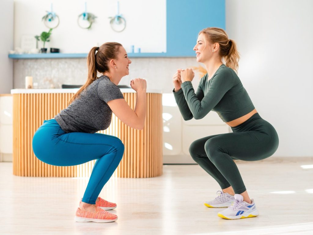 Hacer sentadillas en pareja ayuda a mantener la motivación y a cuidar la postura.