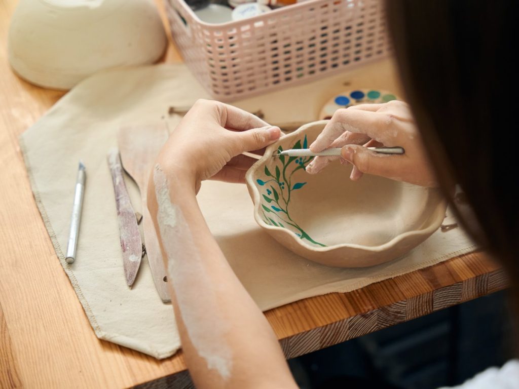 Realizar actividades creativas como la cerámica ayuda a reducir el estrés, potenciar la concentración y fortalecer el bienestar emocional en el día a día.