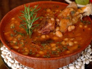 sopa de frijoles blancos salvadoreña