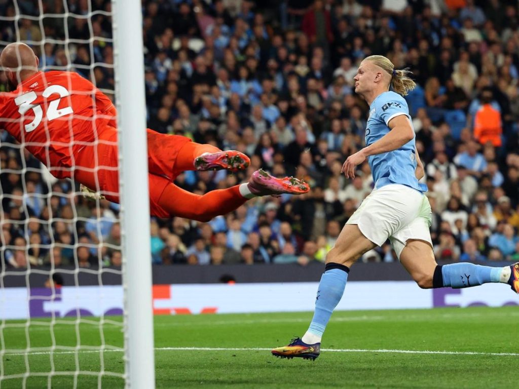 Erling Haaland (derecha) del Manchester City marca el gol del 1-0 contra el portero del Napoli, Vanja Milinkovic-Savic (izquierda), durante el partido de la fase de grupos de la UEFA Champions League entre el Manchester City y el SSC Napoli. Foto EFE
