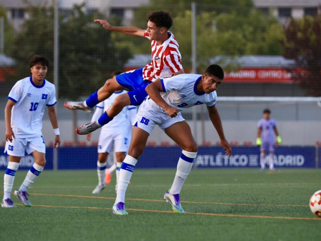 Luis Tobar de Selecta Sub 17 marcado por jugador del Atlético de Madrid. Foto / INDES