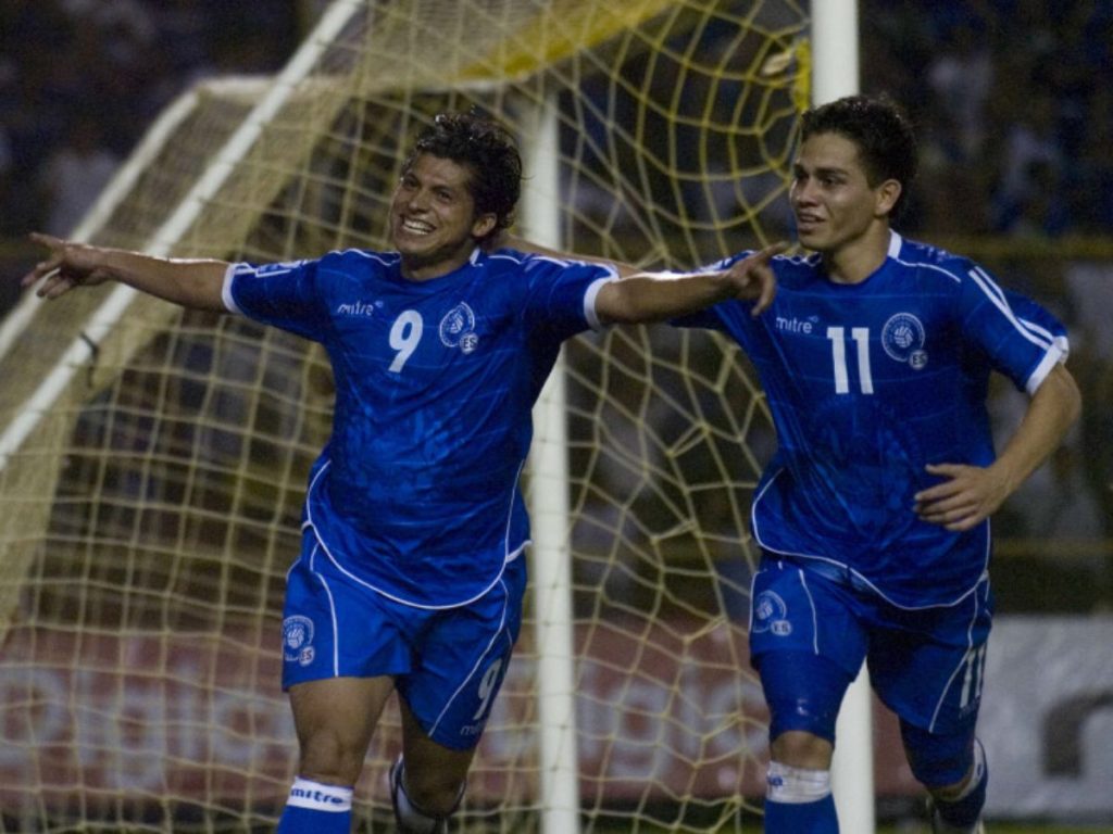 Rudis Corrales (izq.) junto a Rodolfo Zelaya (der.)  celebrando el gol del gane de la Selecta contra Costa Rica en 2009. Foto / Archivo