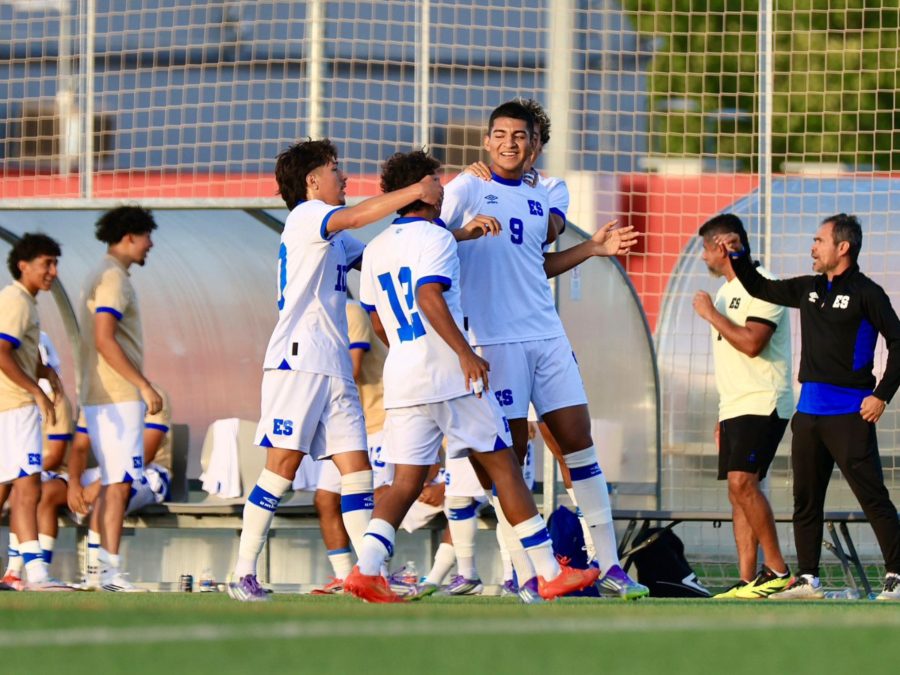 Luis Tobar (9) de la Selecta Sub 17 celebra su primer gol ante el Atlético de Madrid. Foto / INDES