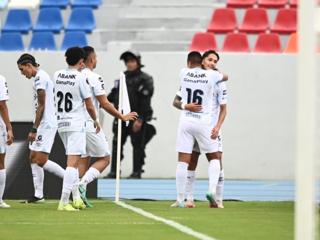 Enrico Dueñas (fondo) celebra su primer gol con el Alianza. Foto / elsalvador.com