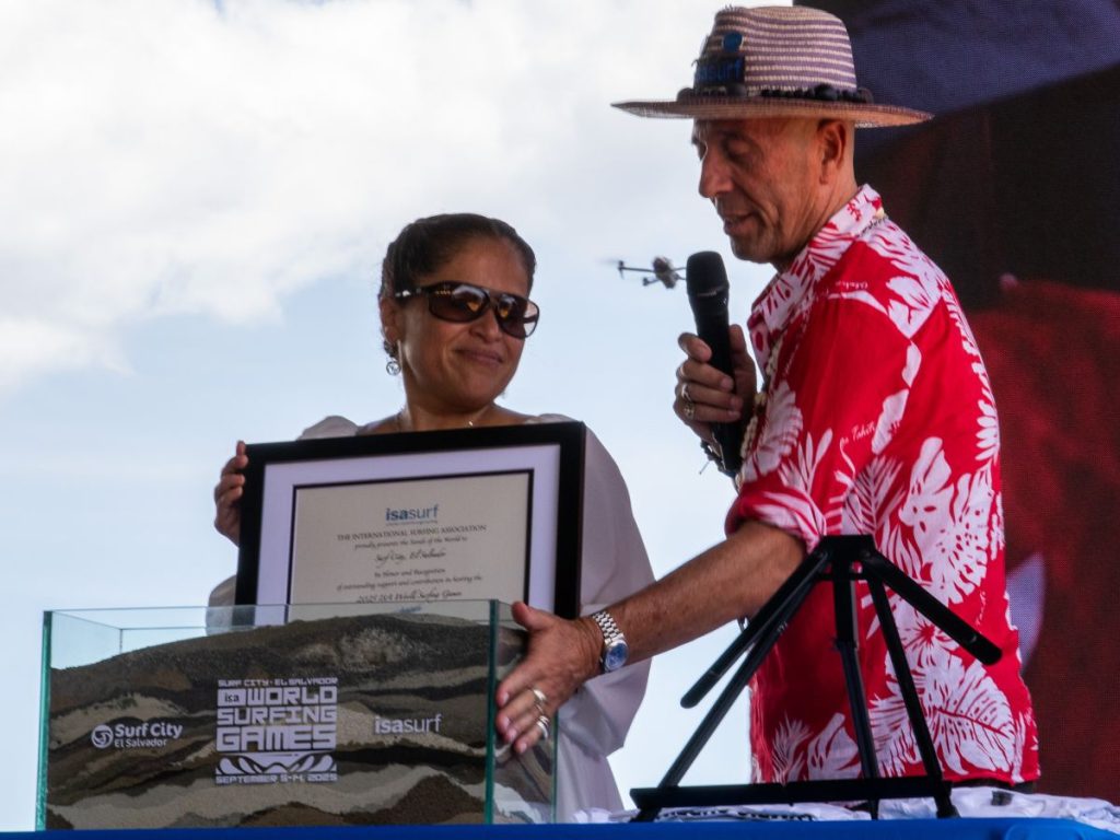 Morena Valdez (izq.) Ministra de Turismo de El Salvador durante la clausura de los ISA World Surfing Games. Foto / elsalvador.com