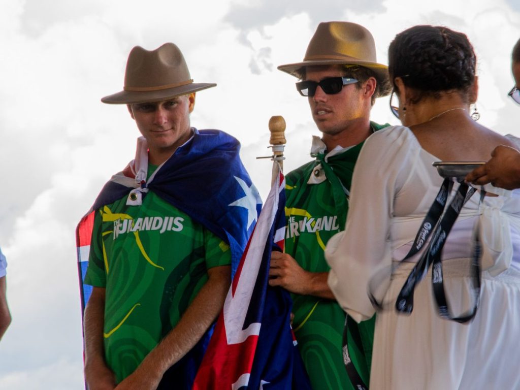 Dane Henry (izq.) y Morgan Cibilic (der.) del equipo de surf de Australia. Foto / elsalvador.com