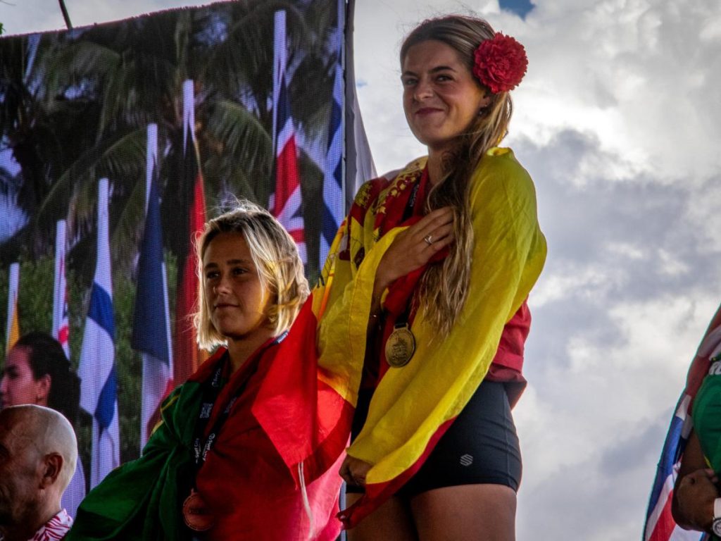Janire Gonzalez-Etxabarri (der.) surfista de España se quedó con la medalla de oro en la rama de femenino. Foto / elsalvador.com
