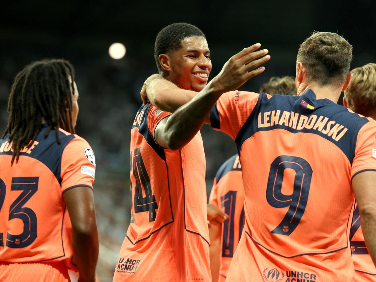 Marcus Rashford (Centro) del Barcelona celebra con su compañero de equipo Robert Lewandowski después de marcar su segundo gol durante el partido de la fase de liga de la UEFA Champions League entre el Newcastle United y el Barcelona en Newcastle, Gran Bretaña, el 18 de septiembre de 2025. Foto / EFE