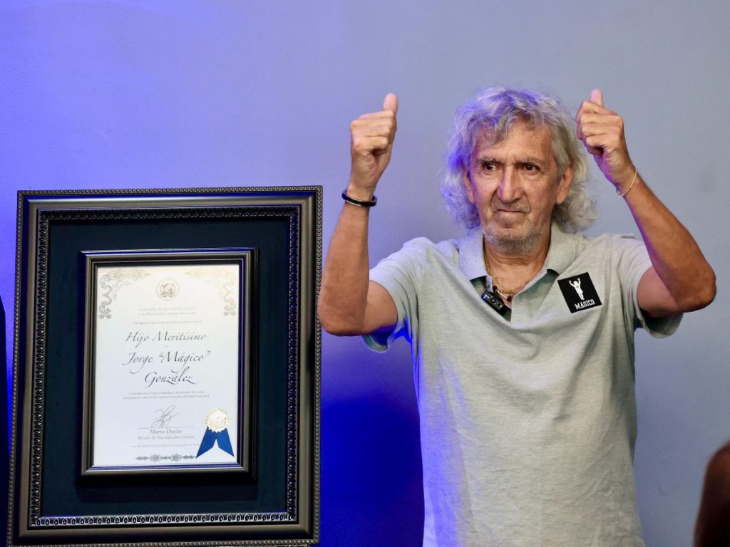 Jorge "Mágico" González fue nombrado Hijo Mertitísimo de San Salvador Centro. Foto INDES