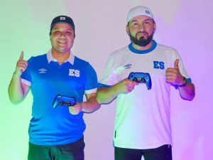 Santiago Lopez (izq.) y Omar Lazo (der.) serán los representantes de El Salvador en las elimiantorias rumbo al mundial de EGames. Foto / X Selecta