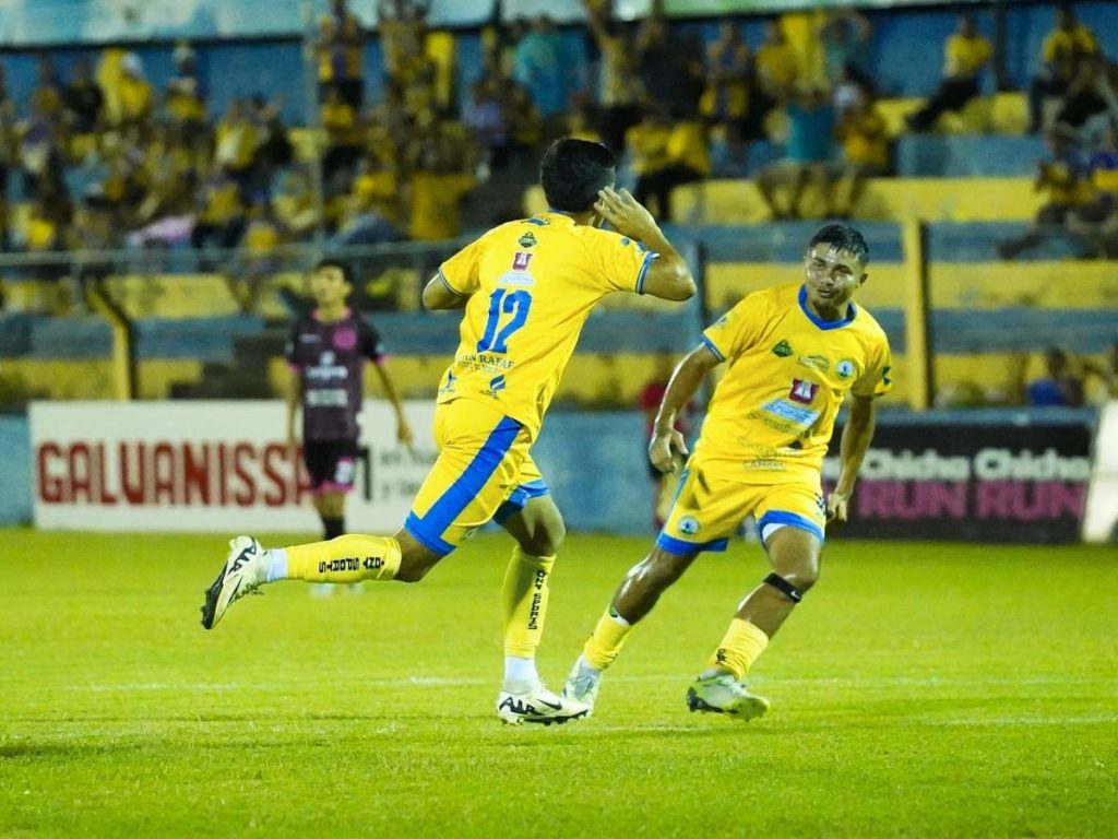 Enmanuel Hernández (izq.) celebra gol de Limeño contra Inter FA. Foto / FB Limeño
