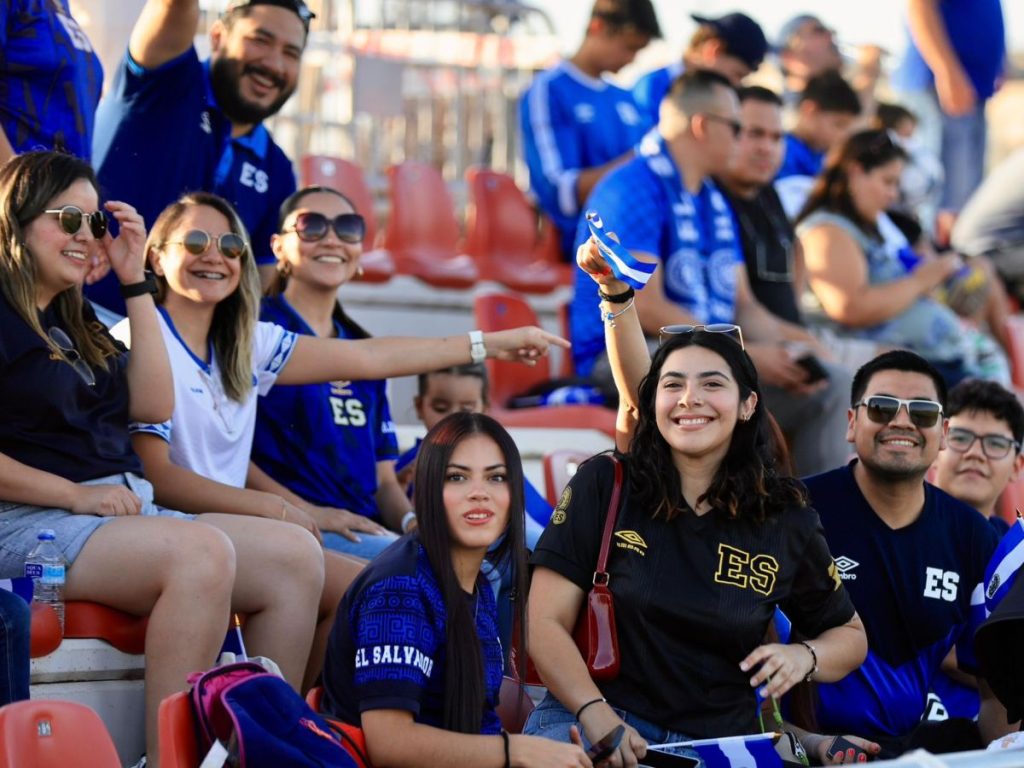 Afición que llegó a apoyar a Sub 17 a la capital española. Foto / INDES