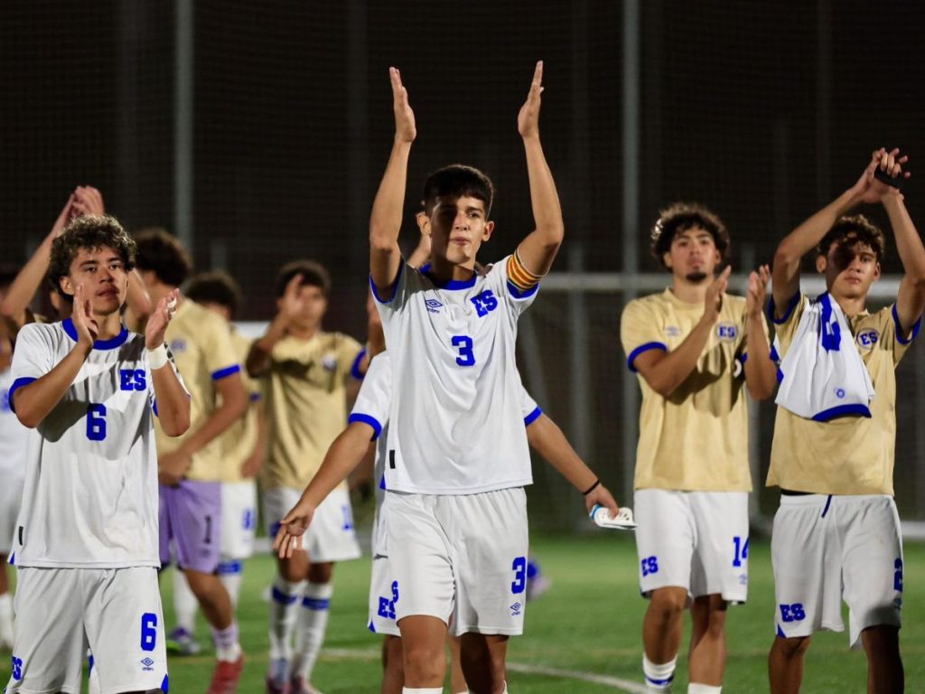 Selecta Sub 17 celebra victoria con su afición. Foto / INDES