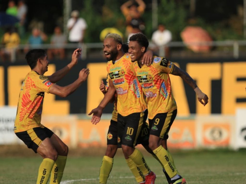 Victor Landazuri jugador del platense, celebra gol ante Metapá. Foto / elsalvador.com