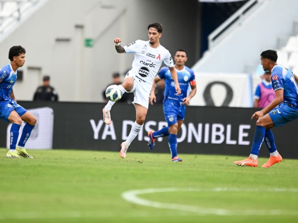 Enrico Dueñas en su debut con Alianza. Foto / elsalvador.com