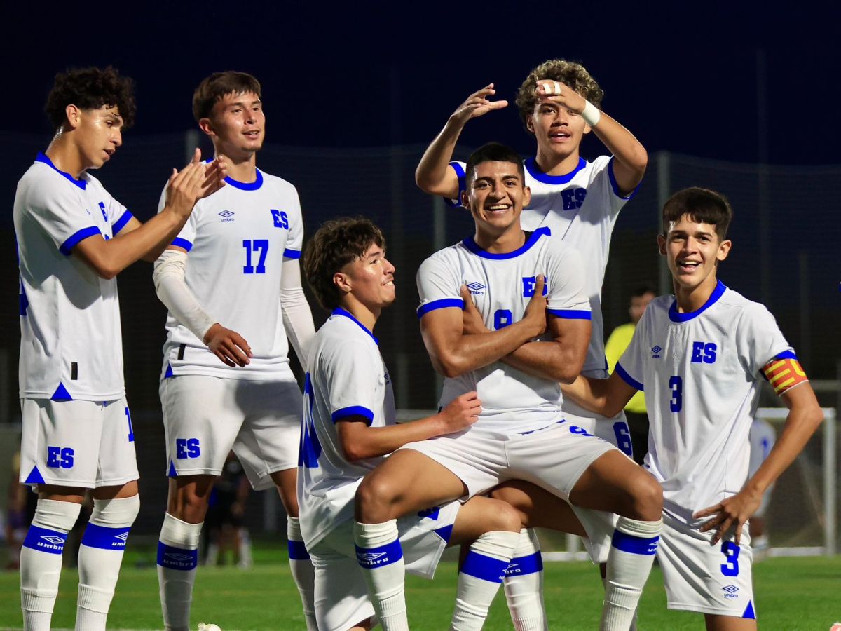 Luis Tobar (9) de la Selecta Sub 17 celebra su gol ante el Atlético de Madrid. Foto / INDES