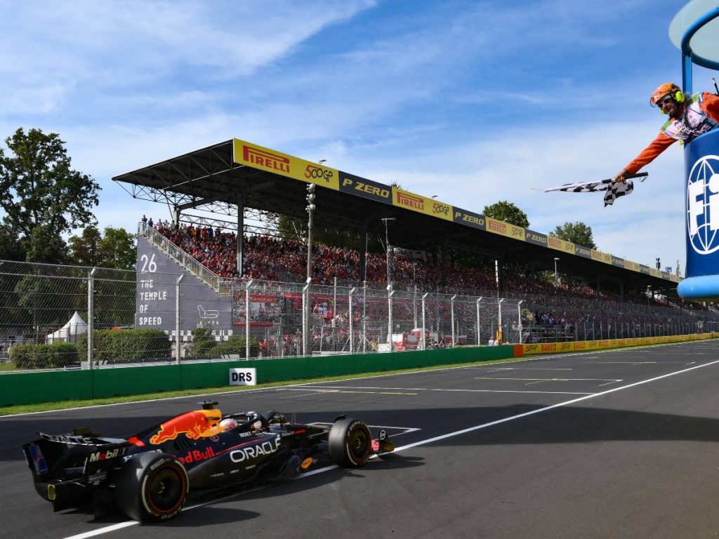 Carro de Max Verstappen cruzando la meta en primer lugar en el GP de Monza. Foto / AFP