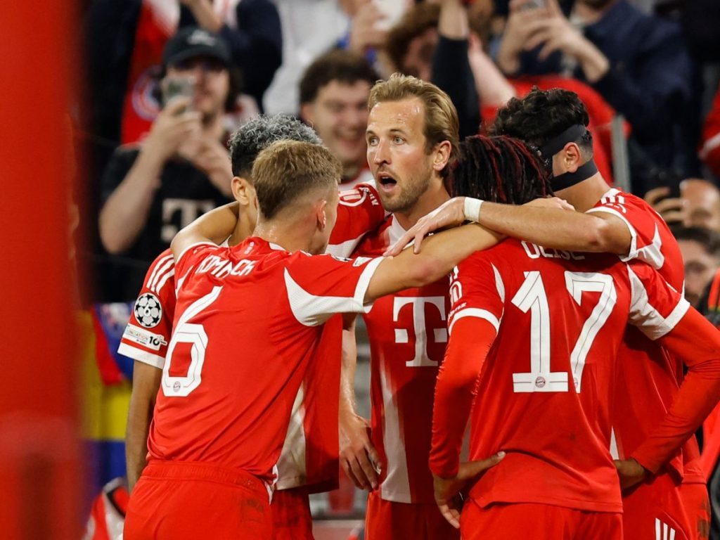 Harry Kane (centro) del Bayern Múnich celebra su gol contra el Chelsea. Foto AFP