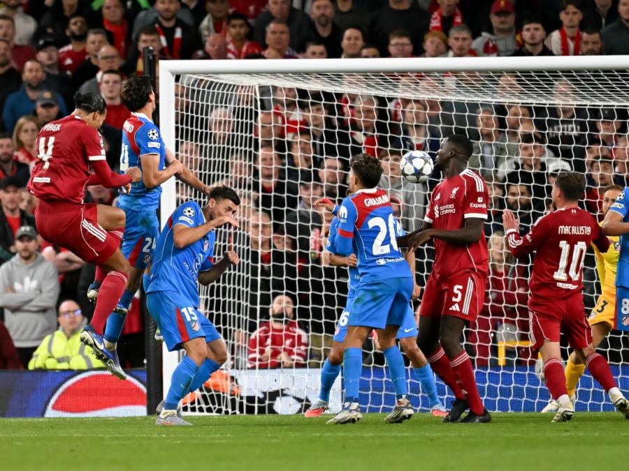 Virgil Van Dijk (izq.) del Liverpool anota ante el Atlético de Madrid. Foto / AFP