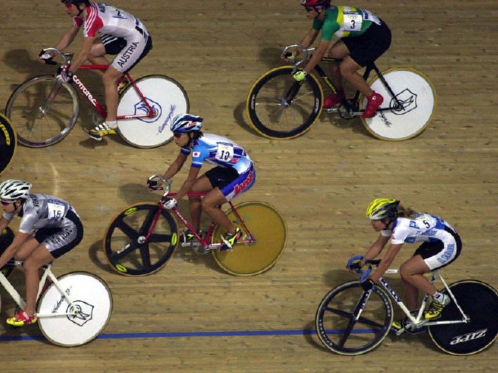 Maureen Vergara (der. abajo) Marcha en el pelotón en competencia. Foto / Archivo