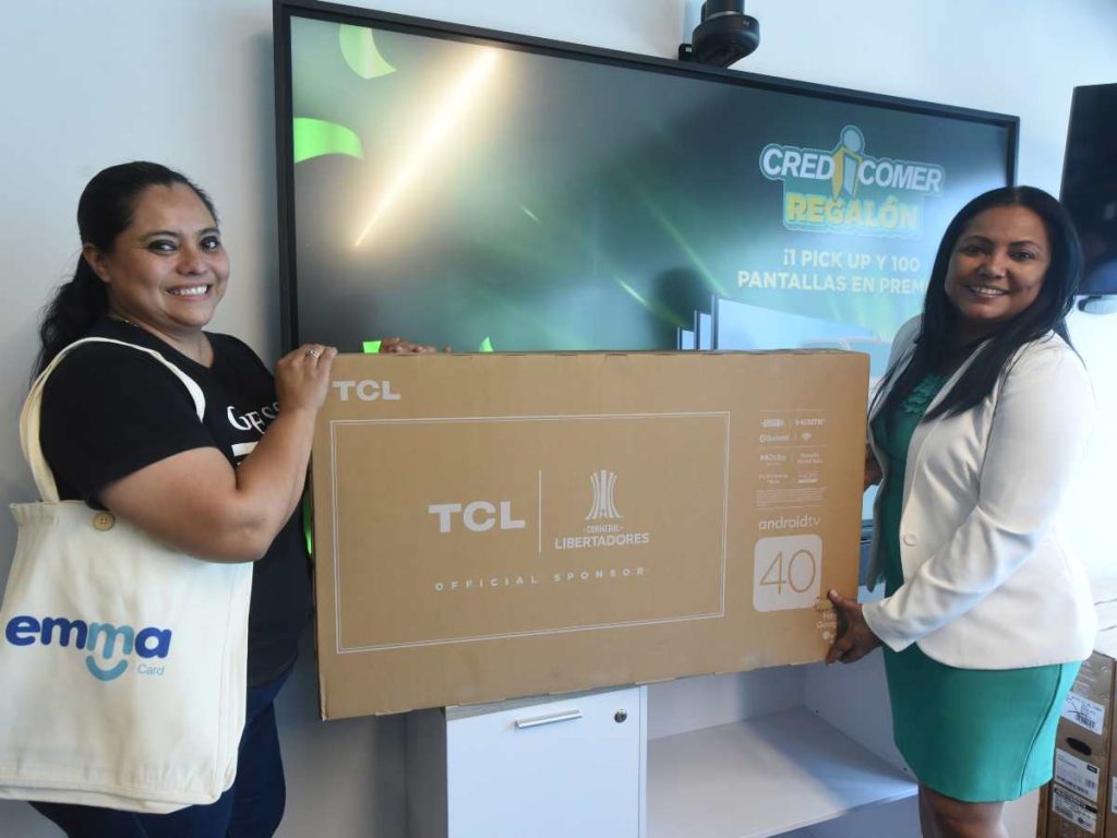 Karla Urrutia, jefe de Tarjetas de Crédito de Credicomer, entregó premios a los ganadores de la sexta rifa de la promoción “Credicomer Regalón”.