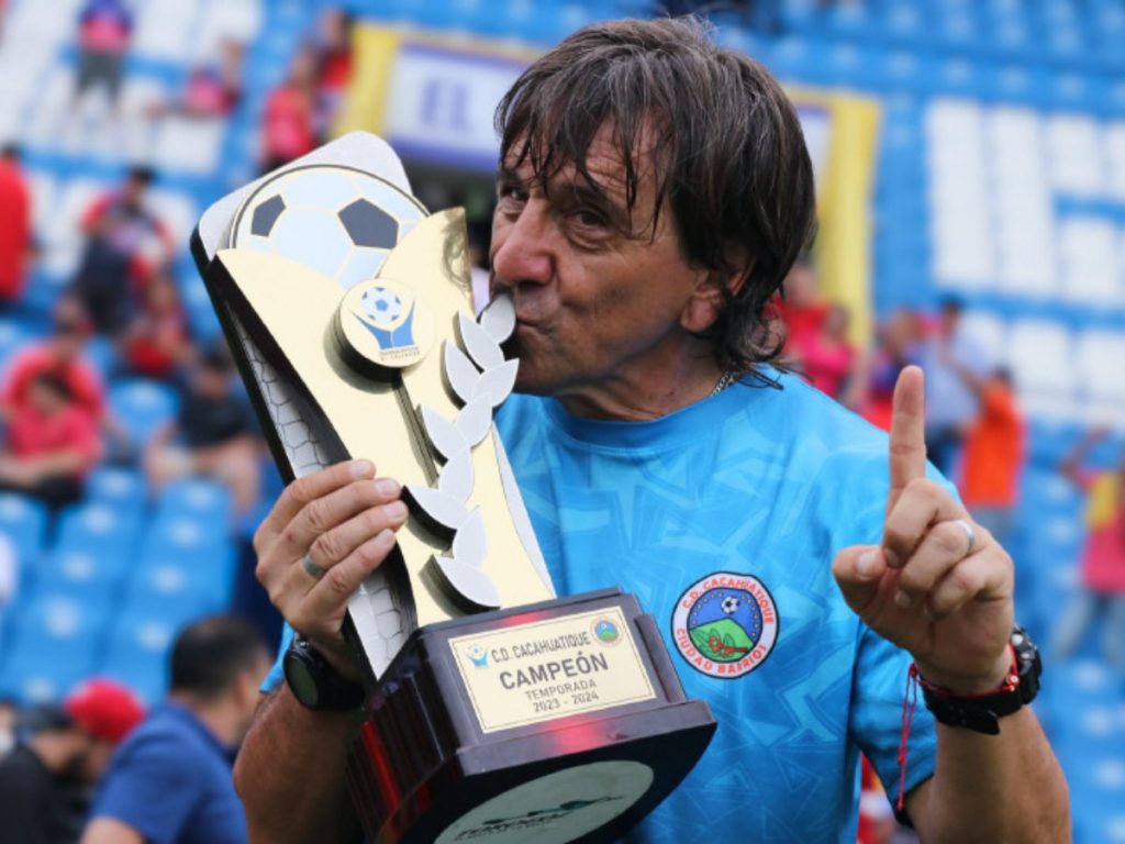 Pablo Quiñónez, técnico de Cacahuatique. Foto Archivo
