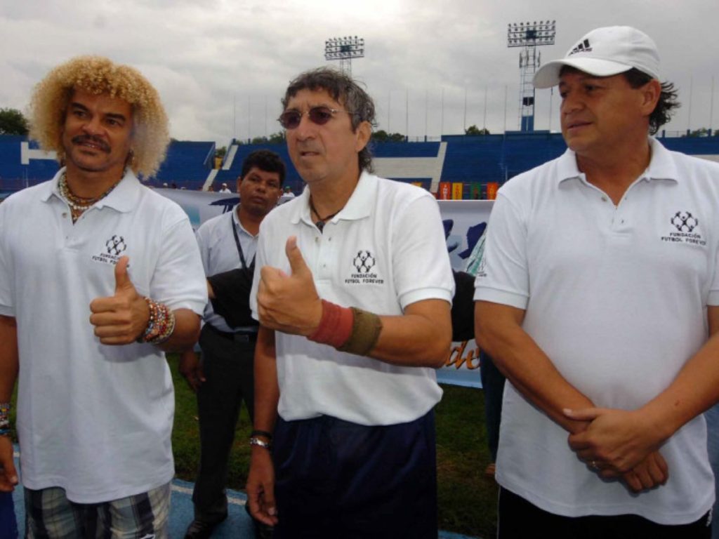 El Pibe Valderrama (izq.), Jorge "El Mágico" González (cent) y  Jaime "Chelona" Rodríguez,  durante la clínica realizada en el estadio mágico González en 2010. Foto Archivo