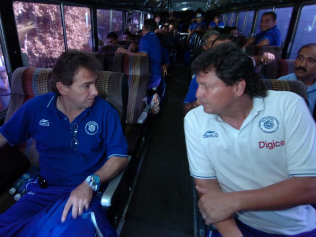 Salida de la Selección Nacional hacia Washington, Estados Unidos, para enfrentarse en un partido amistoso con la selección de Trinidad y Tobago. Carlos de los Cobos y Jaime Rodríguez ( La Chelona ) , antes de partir hacia el aeropuerto. Foto Archivo