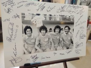 La familia instaló esta fotografía con espacio para que dolientes dejaran su firma y mensajes de condolencias. Foto Miguel Lemus elsalvador.com