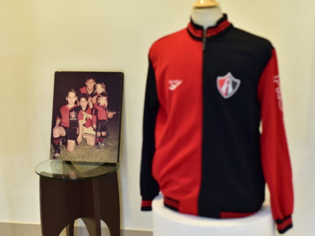 Fotografía con sus hijos durante su paso por el Atlas de México. Foto Miguel Lemus elsalvador.com