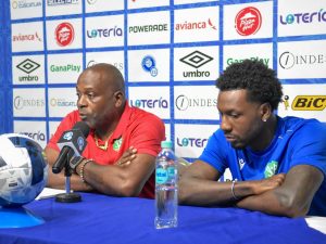 En la antesala del duelo clave rumbo al Mundial 2026, el técnico de Surinam, Stanley Menzo, y el delantero Sheraldo Becker hablaron con la prensa desde el estadio Cuscatlán. Foto: FESFUT