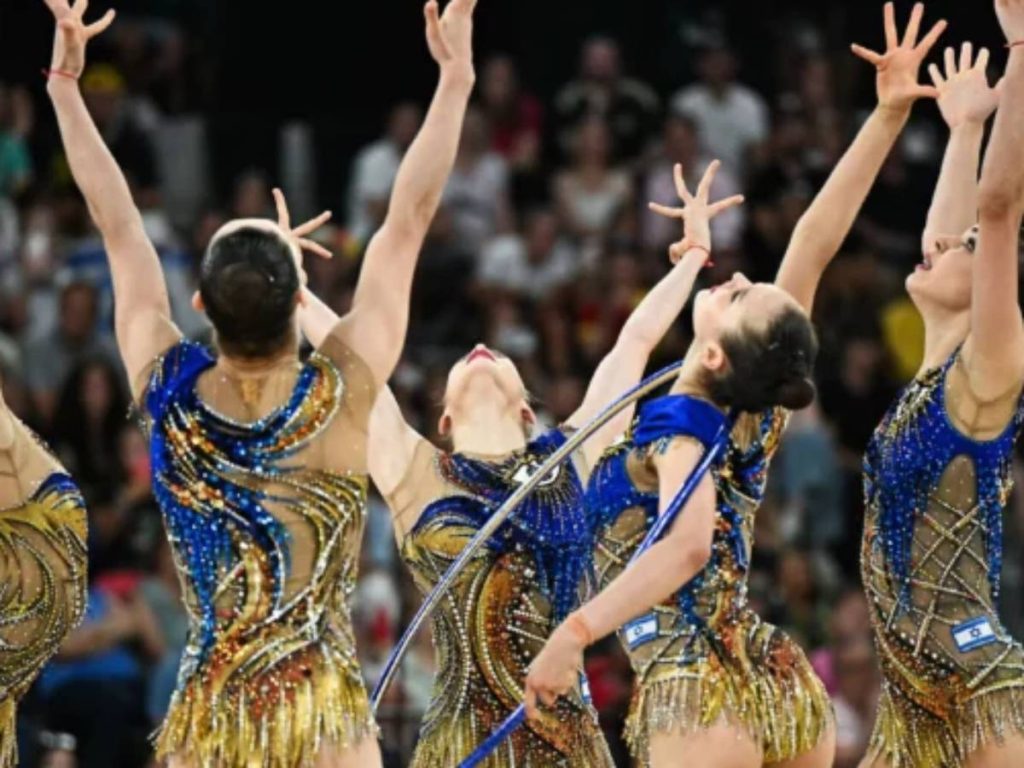 Las gimnastas israelíes realizan una exhibición con el aro durante la final del concurso completo de gimnasia rítmica por equipos de los Juegos Olímpicos de París 2024 en el Arena Porte de la Chapelle en París, el 10 de agosto de 2024