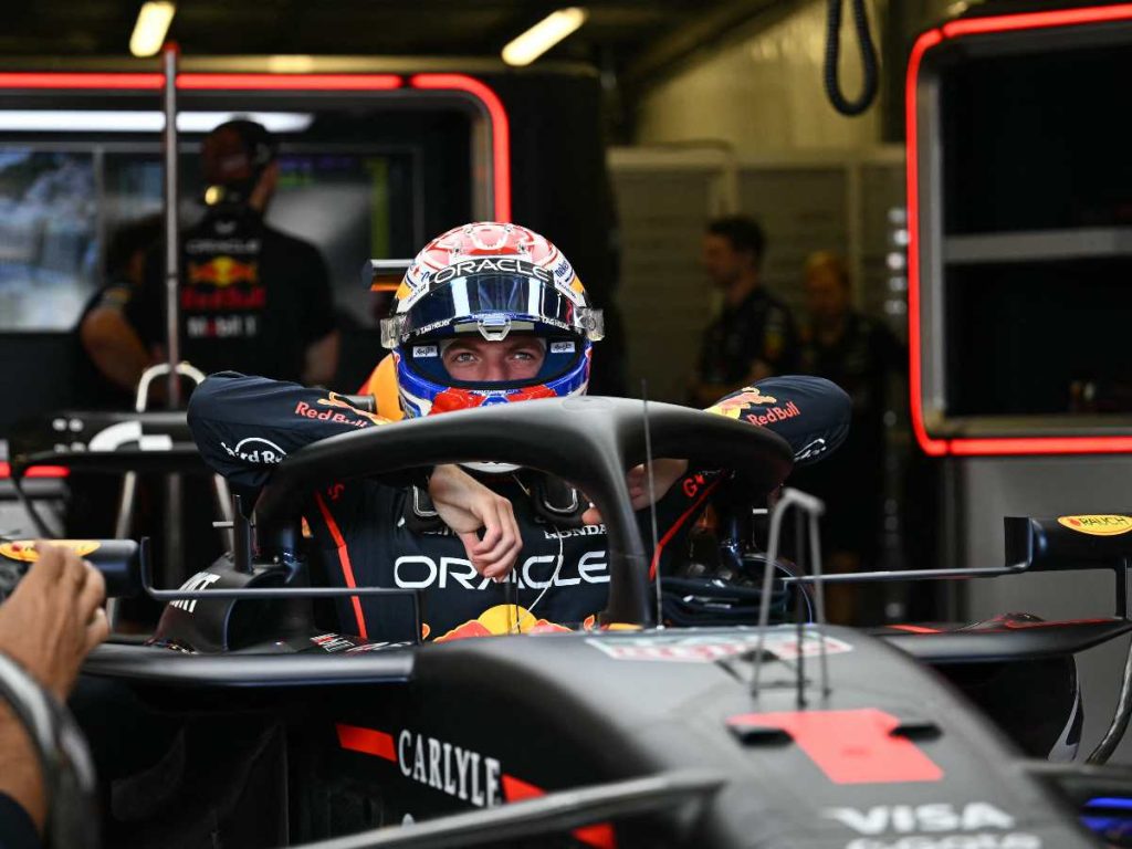El piloto neerlandés de Red Bull Racing, Max Verstappen, conduce durante una sesión de entrenamientos del Gran Premio de Fórmula 1 de Azerbaiyán en el Circuito Urbano de Bakú, en Bakú