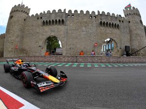 El piloto neerlandés de Red Bull Racing, Max Verstappen, conduce durante una sesión de entrenamientos del Gran Premio de Fórmula 1 de Azerbaiyán en el Circuito Urbano de Bakú, en Bakú
