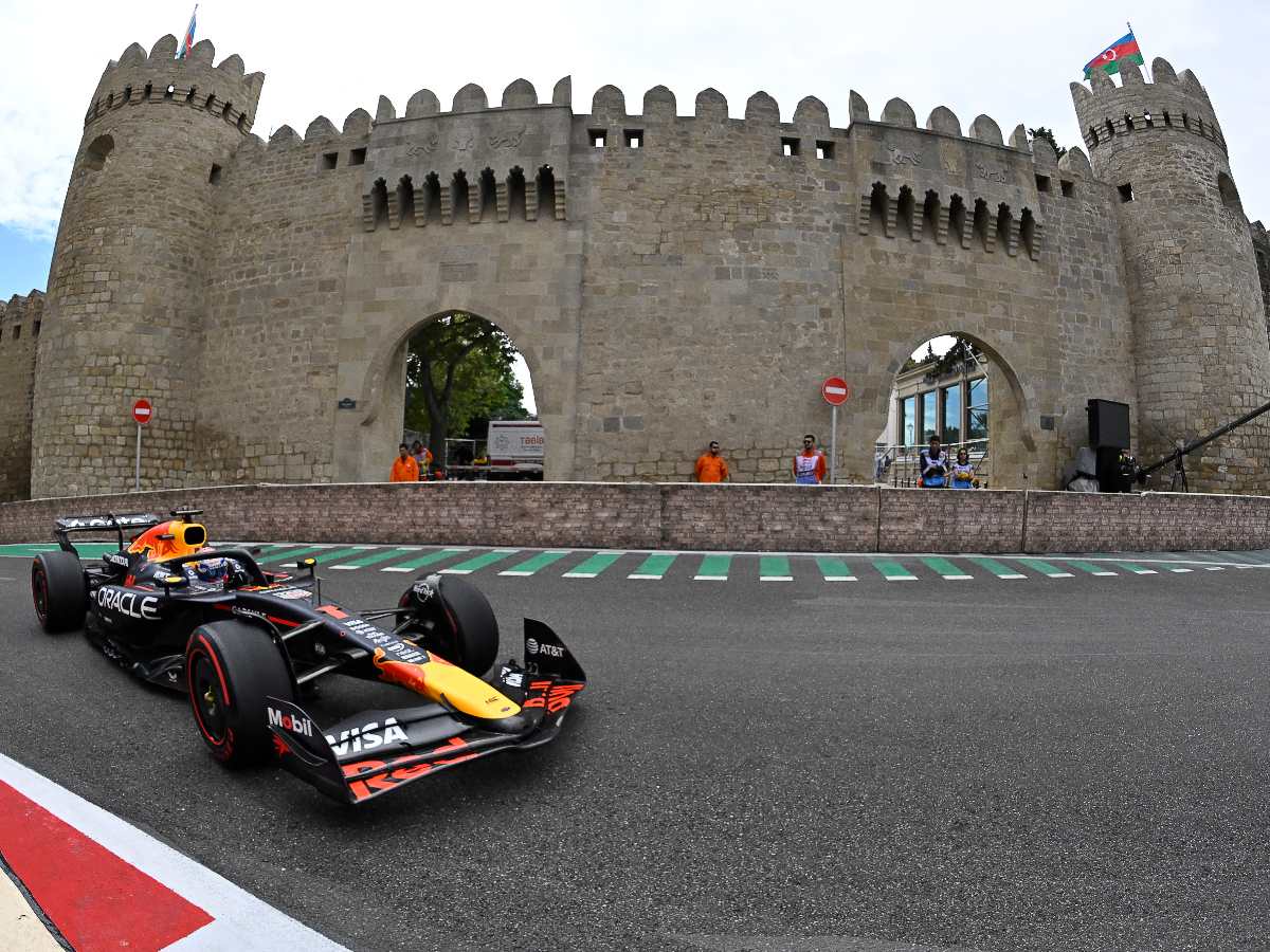 El piloto neerlandés de Red Bull Racing, Max Verstappen, conduce durante una sesión de entrenamientos del Gran Premio de Fórmula 1 de Azerbaiyán en el Circuito Urbano de Bakú, en Bakú