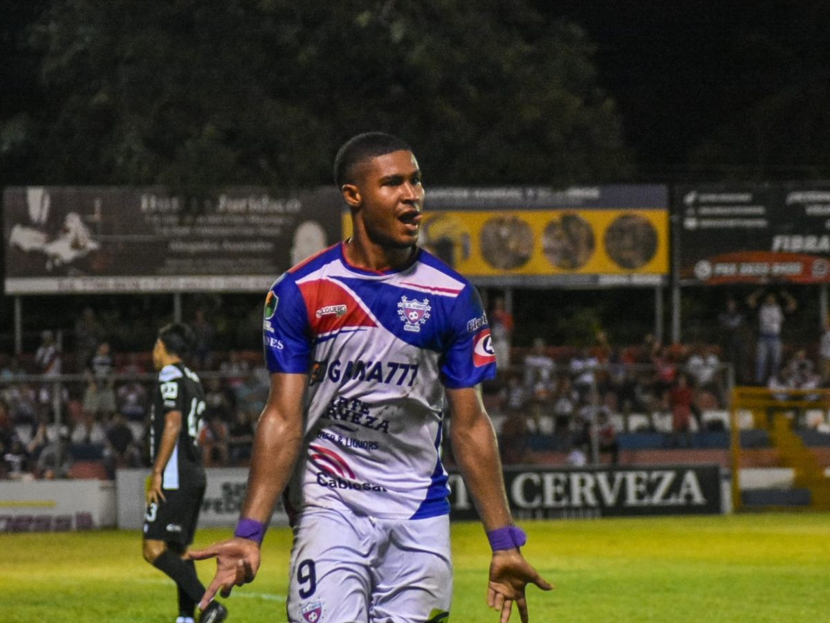 Joshua Gallardo de Firpo celebra su gol contra Hércules. Foto / X Firpo