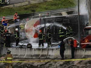 Una explosión de un camión cisterna de gas en Iztapalapa, Ciudad de México, dejó un saldo oficial de nueve personas fallecidas, 55 hospitalizadas y 22 dadas de alta, aunque las cifras han generado confusión.