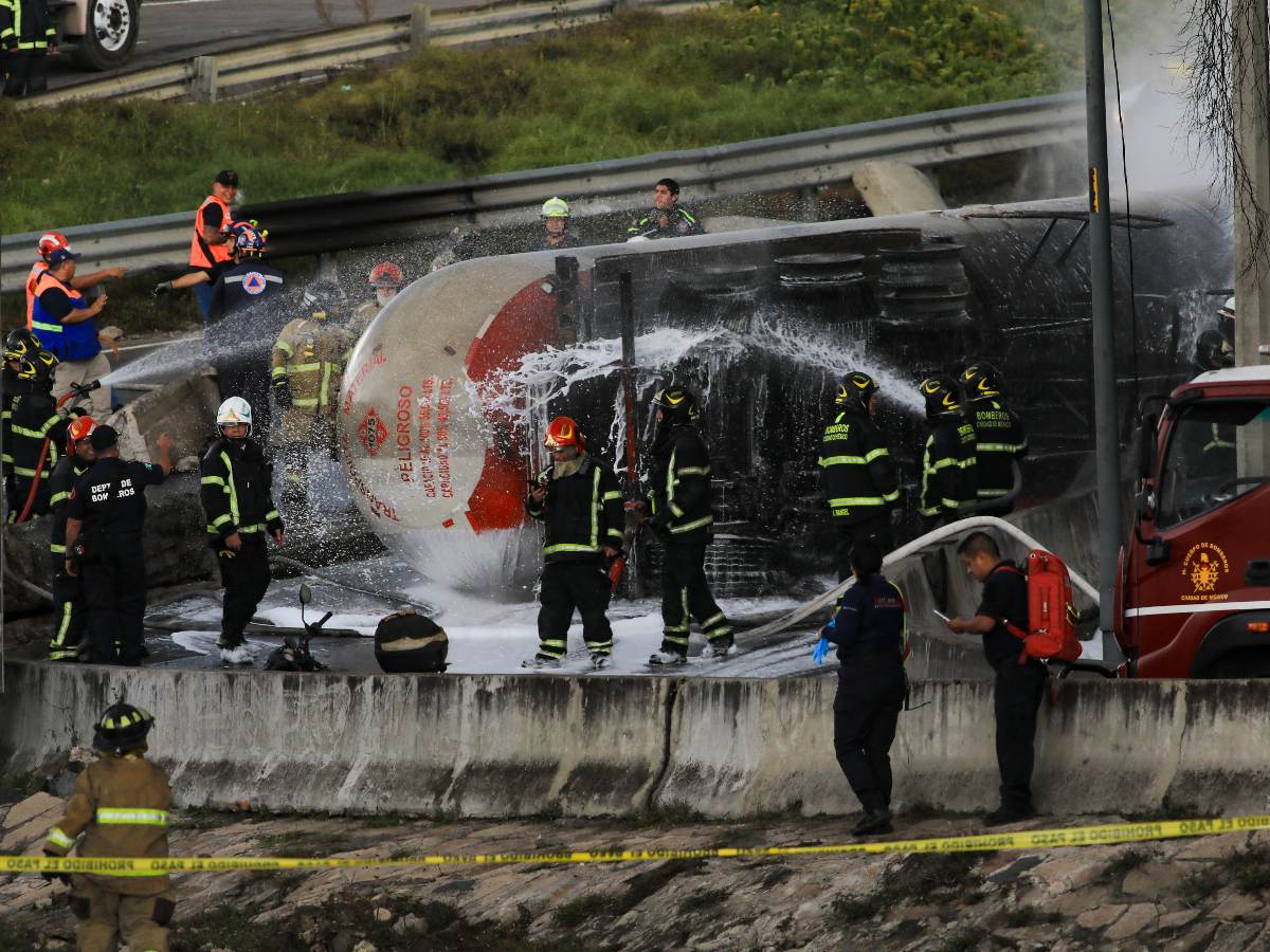 Una explosión de un camión cisterna de gas en Iztapalapa, Ciudad de México, dejó un saldo oficial de nueve personas fallecidas, 55 hospitalizadas y 22 dadas de alta, aunque las cifras han generado confusión.