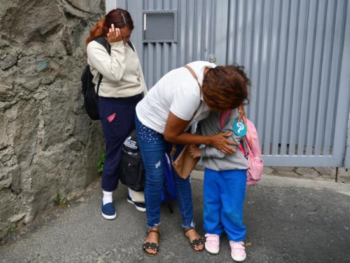 Floricela Gaitán abraza a su nieta que fue deportada junto a su madre Erica Gaitán, de 25 años, originaria de San Miguel, a la salida del Centro de Atención Integral para Migrantes Retornados, ubicado en la colonia Quiñonez de San Salvador, que está recibiendo a decenas de compatriotas capturados y deportados, pese a tener un trámite de asilo en EE.UU. Foto EDH/ Jessica Orellana