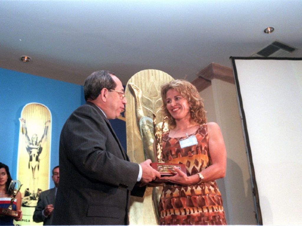 Maureen Vergara recibiendo la Espiga Dorada en 1999. Foto / Archivo