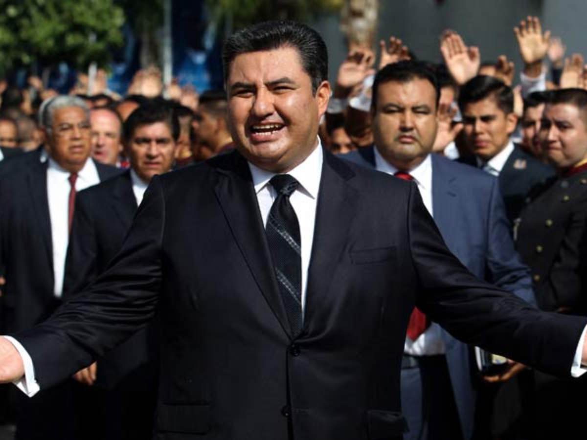 Naason Joaquín Gacía, iglesia Luz del Mundo.