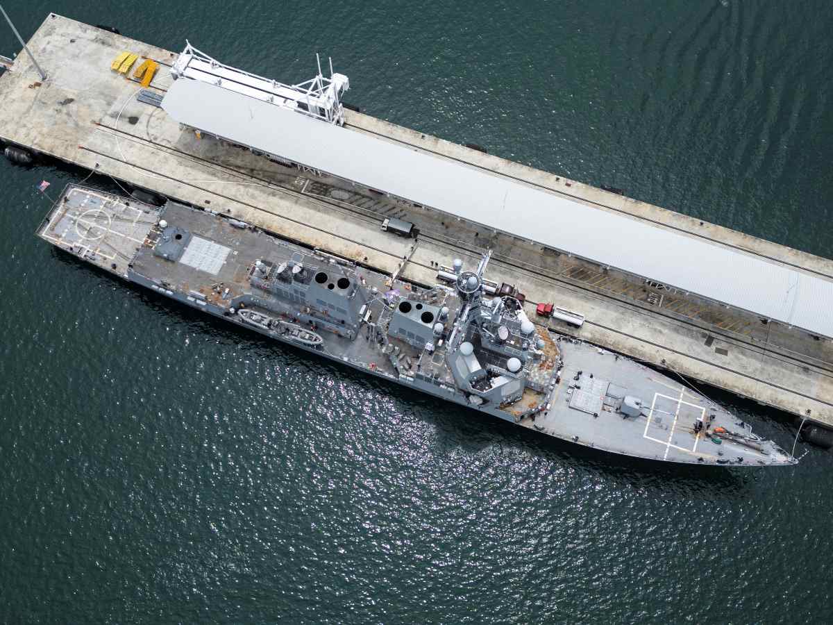 El USS Sampson (DDG 102) atraca en Panamá en medio de tensiones. Maduro acusa a EE. UU. de desplegar ocho buques con 1,200 misiles y declara a Venezuela en “máxima preparación para defenderse”.