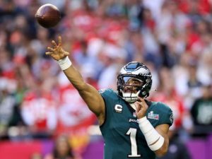 El mariscal de campo de los Philadelphia Eagles, Jalen Hurts, en acción durante la primera mitad del Super Bowl LVII entre el campeón de la AFC, Kansas City Chiefs, y el campeón de la NFC, Philadelphia Eagles, en el State Farm Stadium de Glendale, Arizona, el 12 de febrero de 2023. Foto: EFE