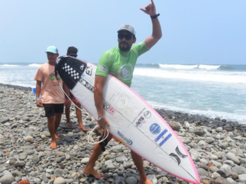 El surfer salvadoreño Bryan Pérez siempre celebra siempre con la afición, como en este evento pasado. Foto: EDH Archivo