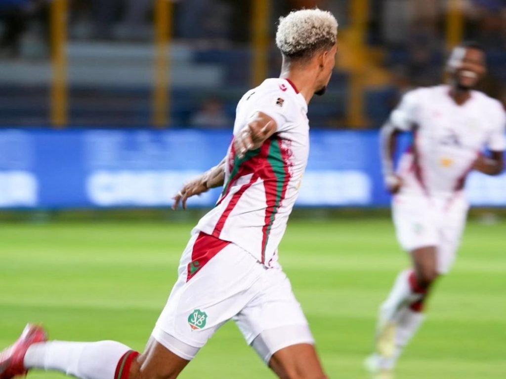 Justin Lonwijk celebrando su gol contra la Selecta de Surinam. Foto / IG Justin Lonwijk