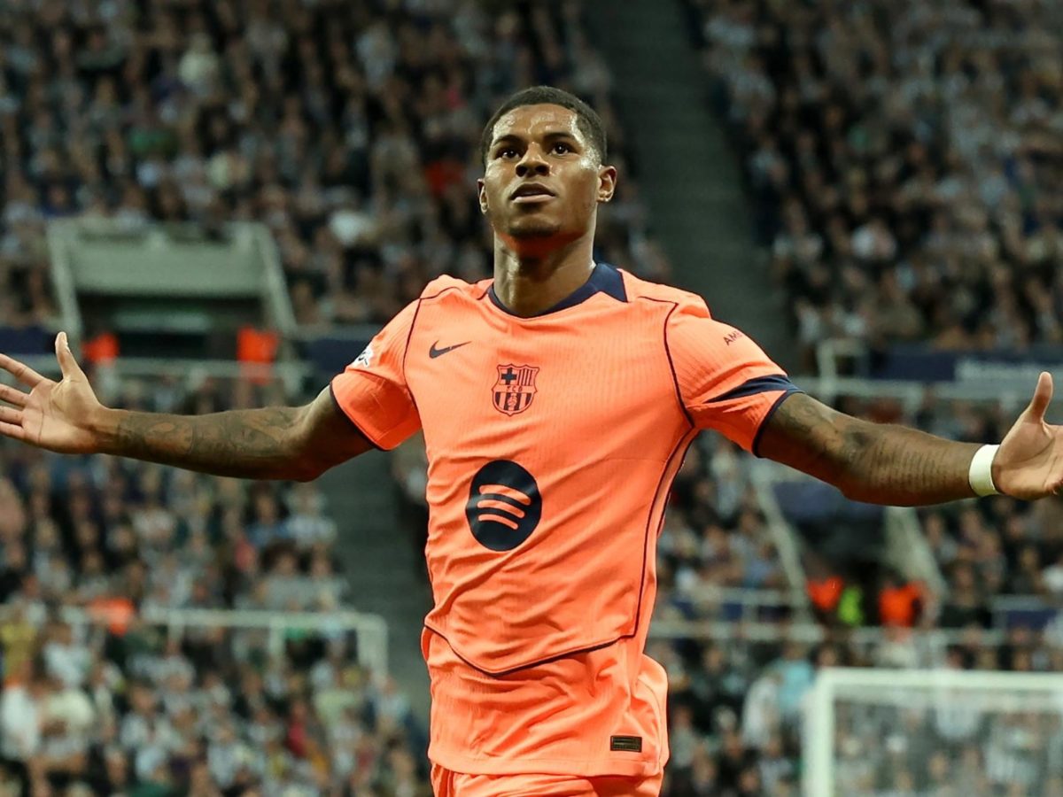 Marcus Rashford, del Barcelona, celebra uno de sus dos goles ante el Newcastle en Champions League. Foto / EFE